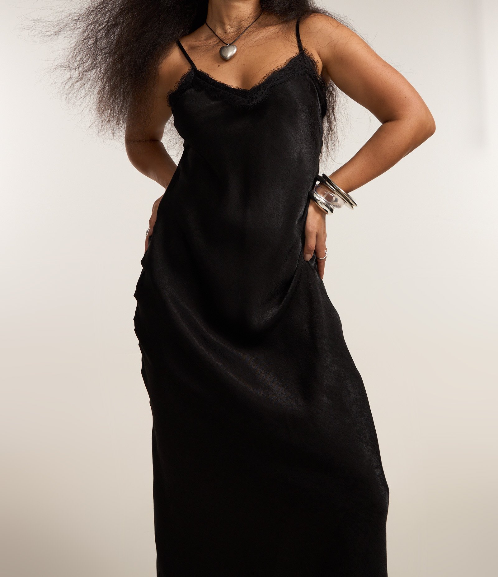 Vestido New Midi em Cetim com Detalhes de Renda Preto 3