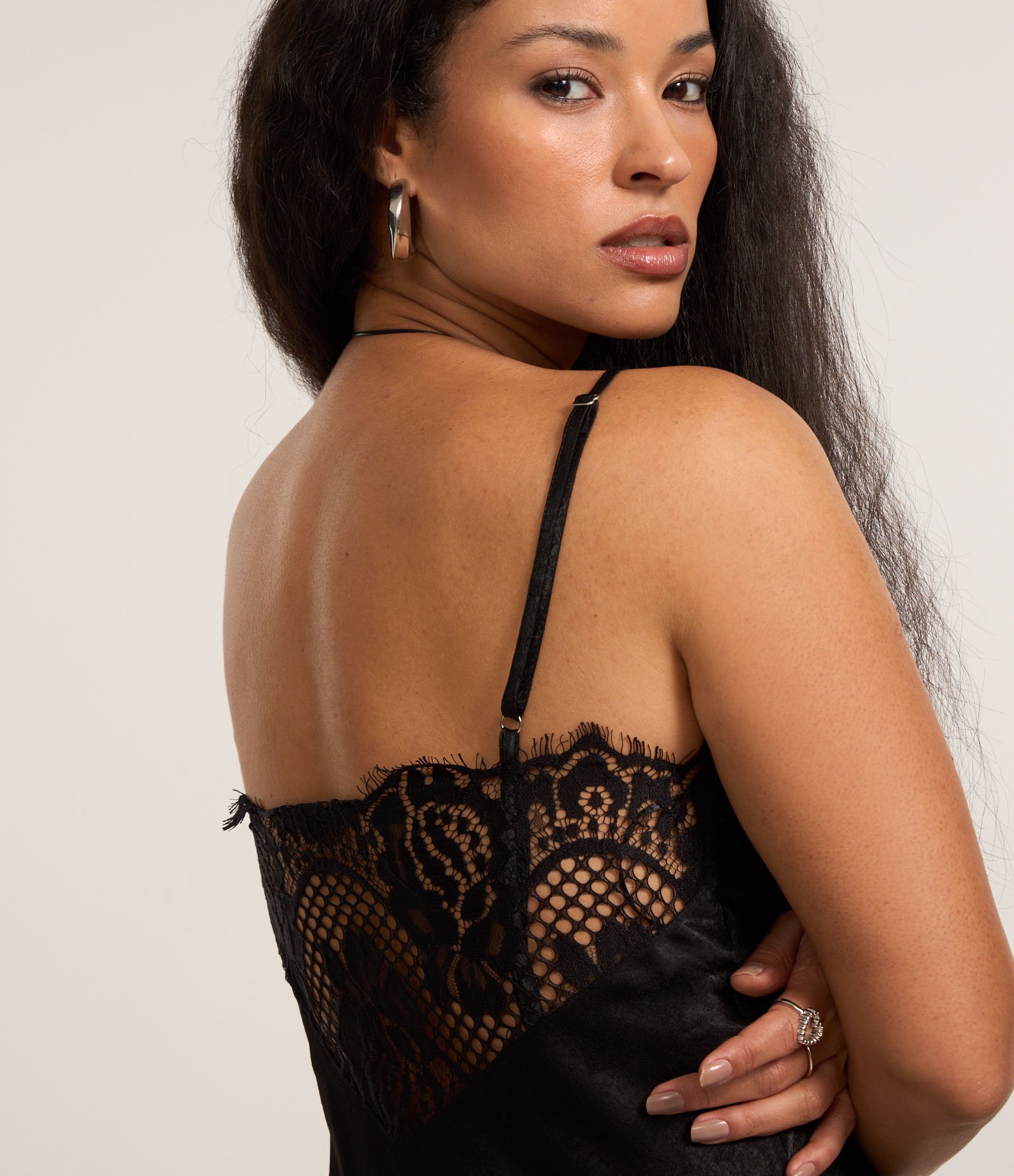 Vestido New Midi em Cetim com Detalhes de Renda Preto 4