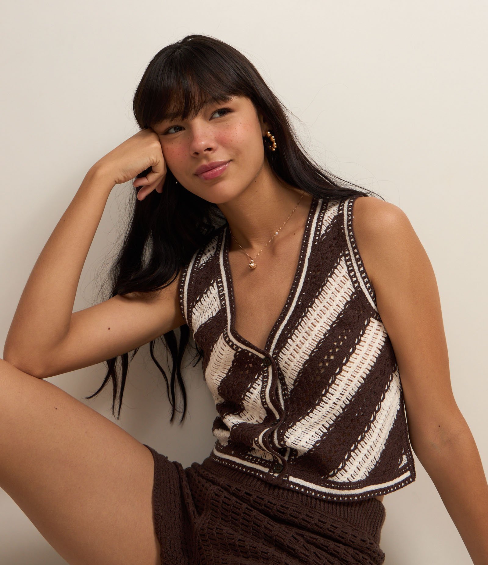 Colete Regular em Tricô com Listras Diagonais e Pontos Abertos Marrom 1
