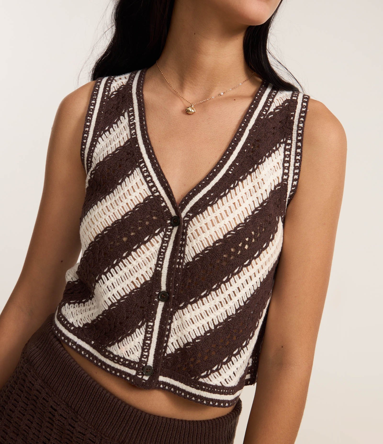 Colete Regular em Tricô com Listras Diagonais e Pontos Abertos Marrom 4