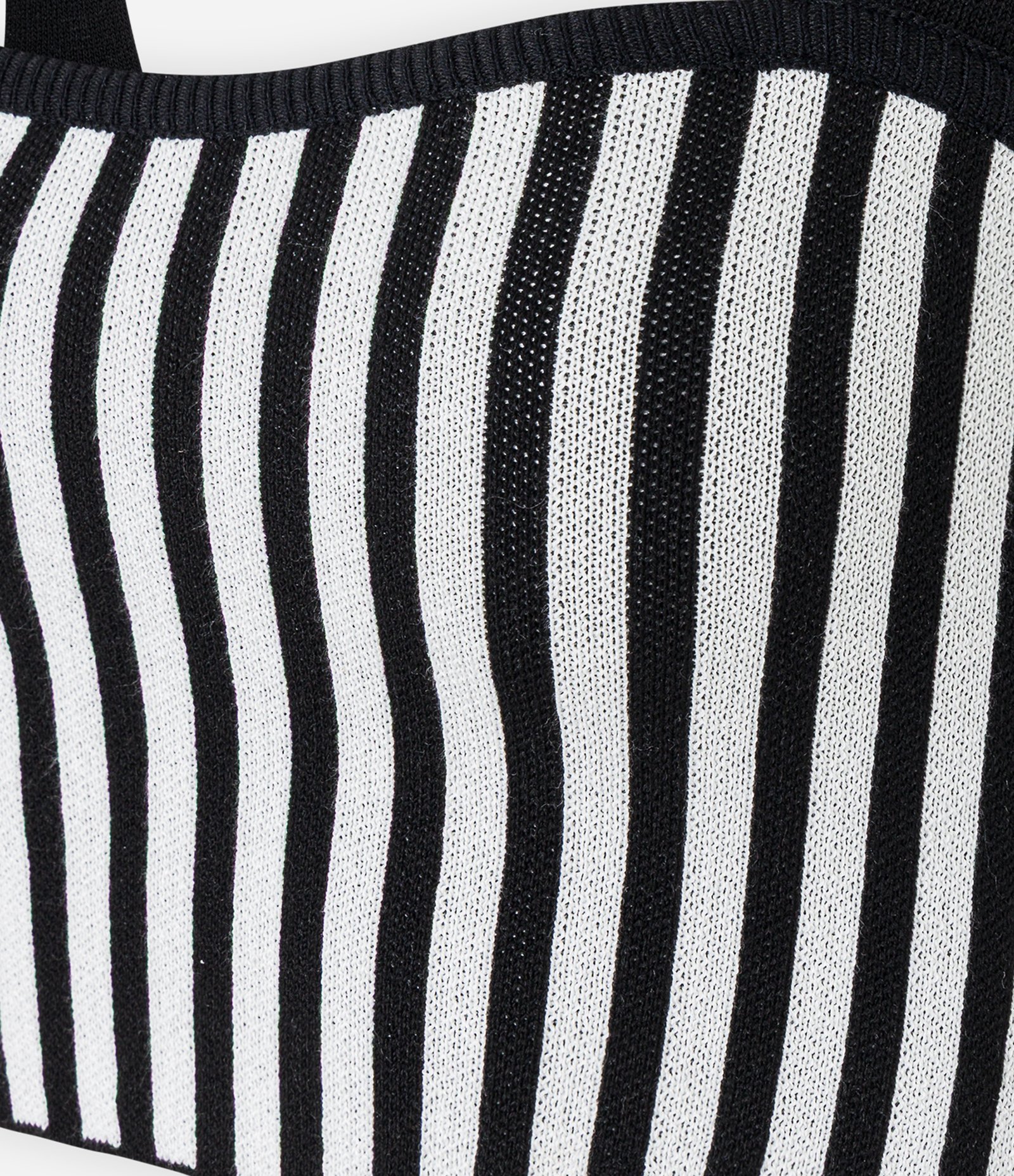 Blusa Regata em Tricô com Estampa Listrada Preto/Branco 7