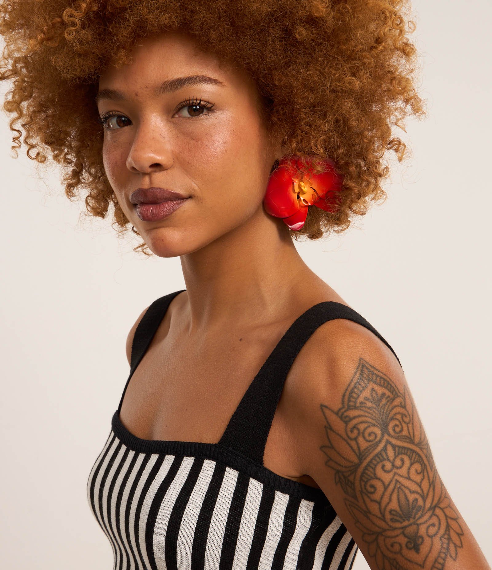 Blusa Regata em Tricô com Estampa Listrada Preto/Branco 3