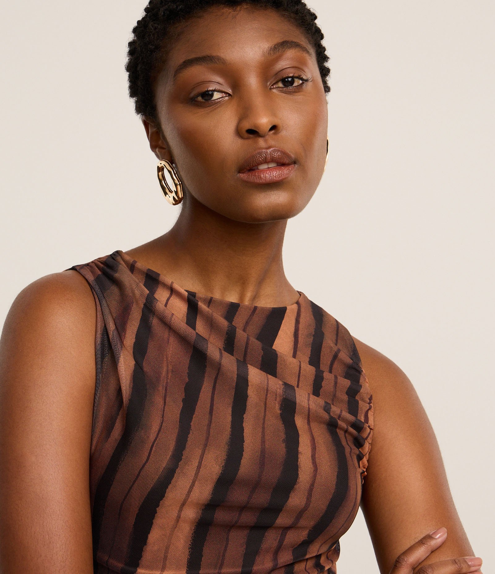 Vestido Reto em Tule com Estampa Abstrata Marrom/Preto 5