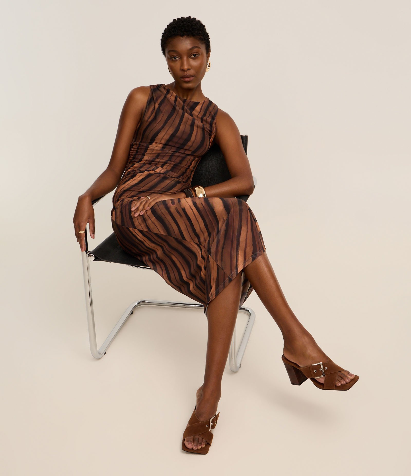 Vestido Reto em Tule com Estampa Abstrata Marrom/Preto 6