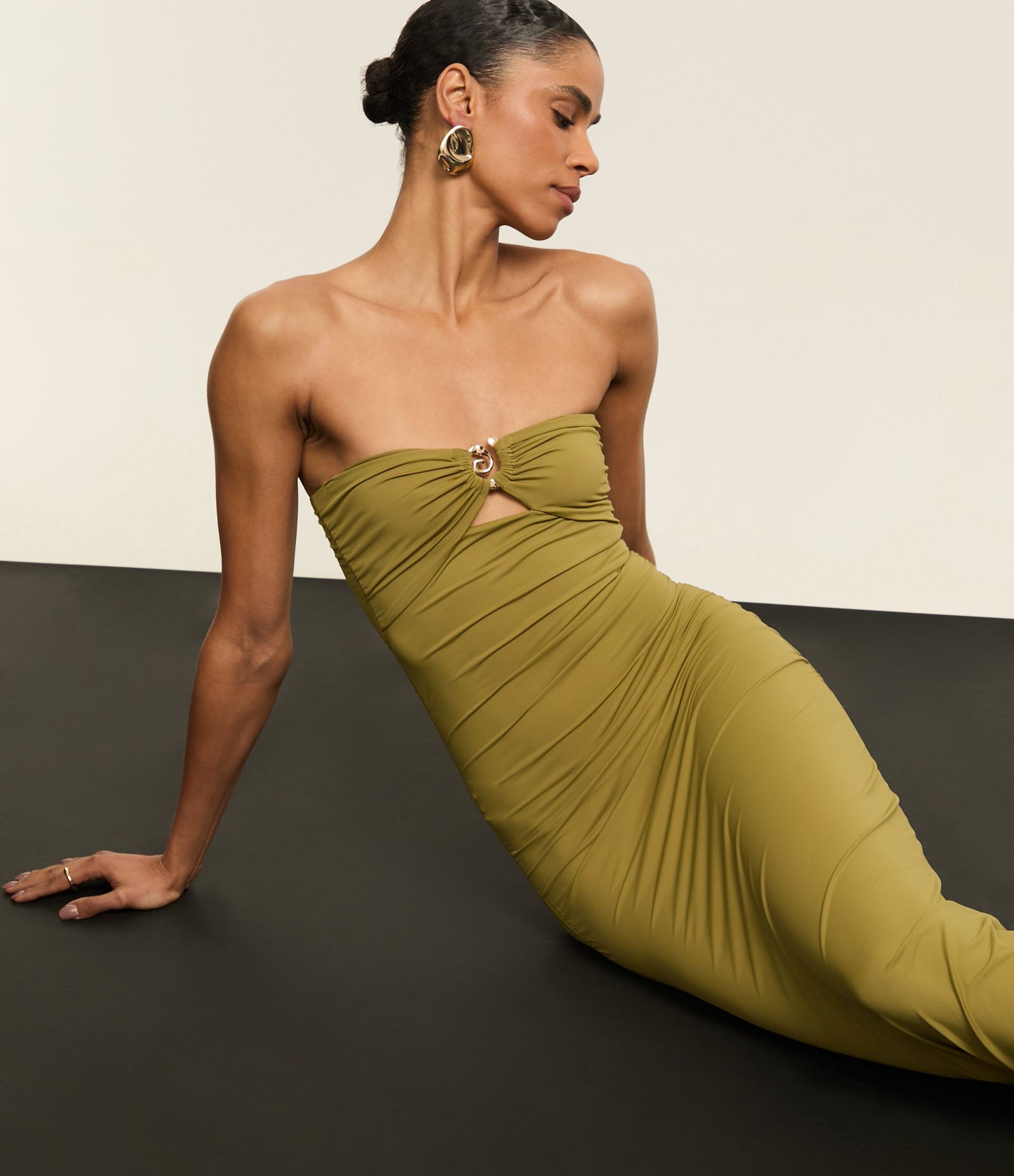 Vestido Longo em Microfibra com Detalhe Metalizado no Decote Verde 7