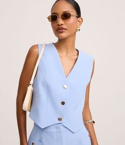 Colete em Crepe com Abotoamento e Decote V