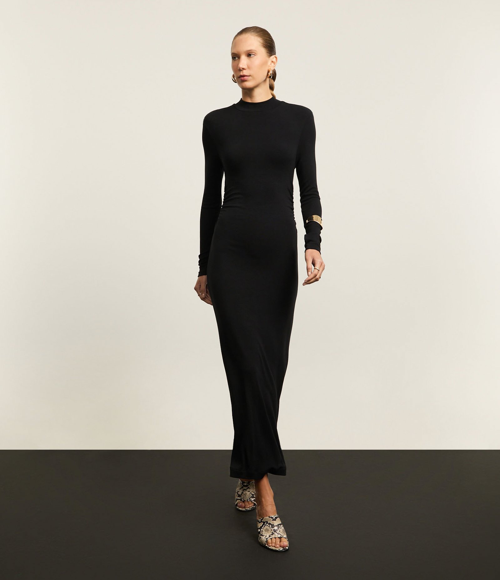 Vestido Reto Longo em Viscose com Franzido e Fenda Preto 1