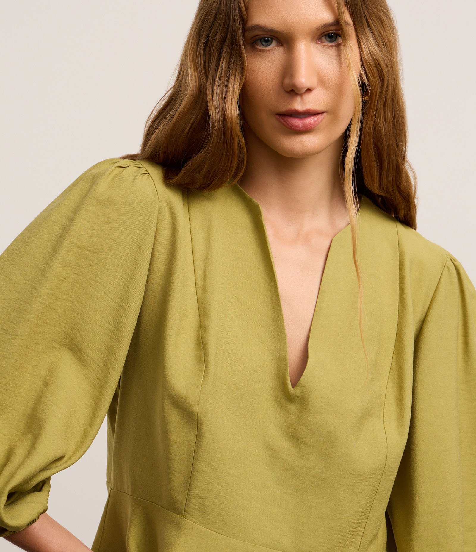 Blusa Peplum em Crepe com Manga Bufante Verde 3