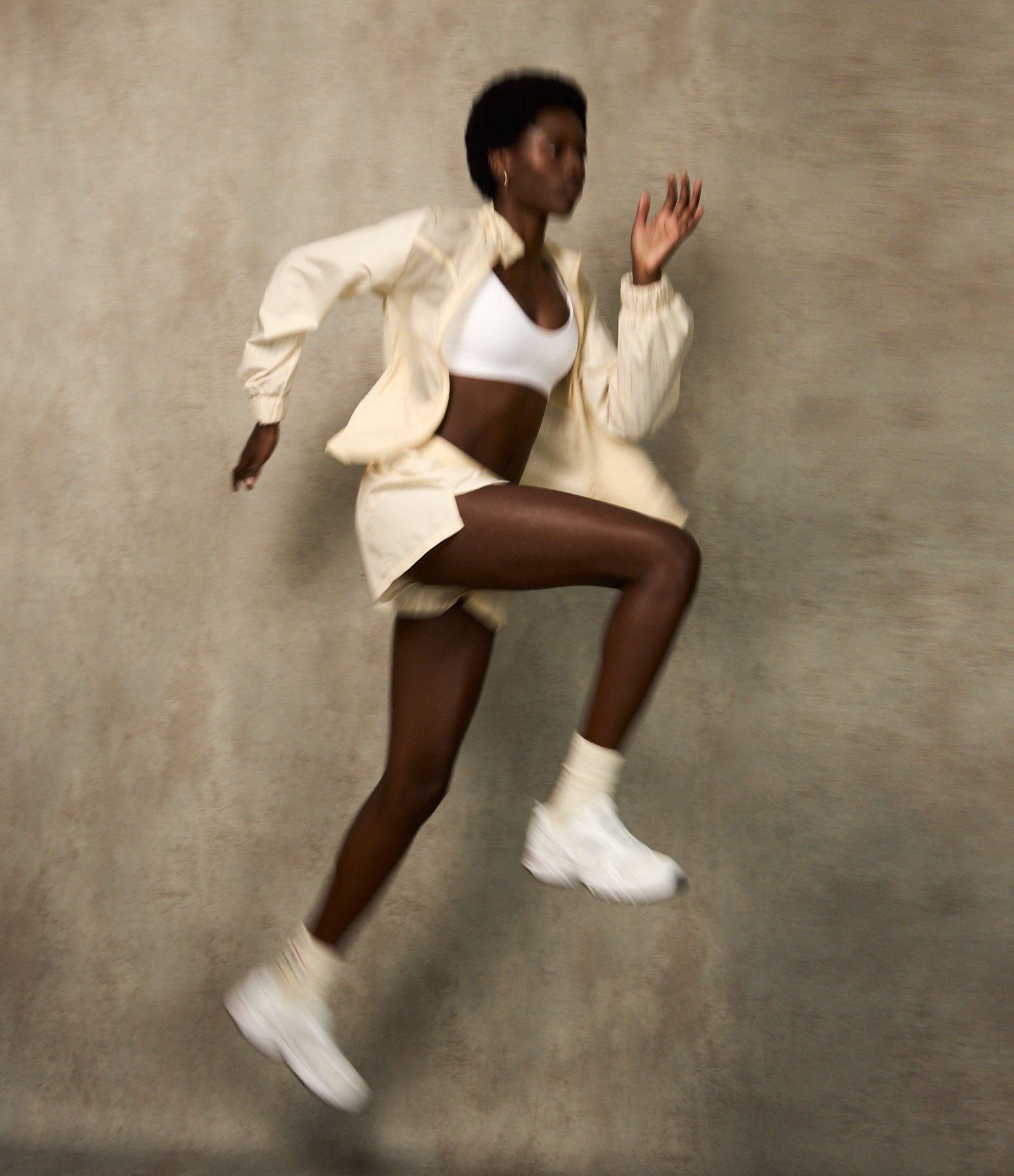 Jaqueta Corta Vento Esportiva com Fio Refletivo Bege 6