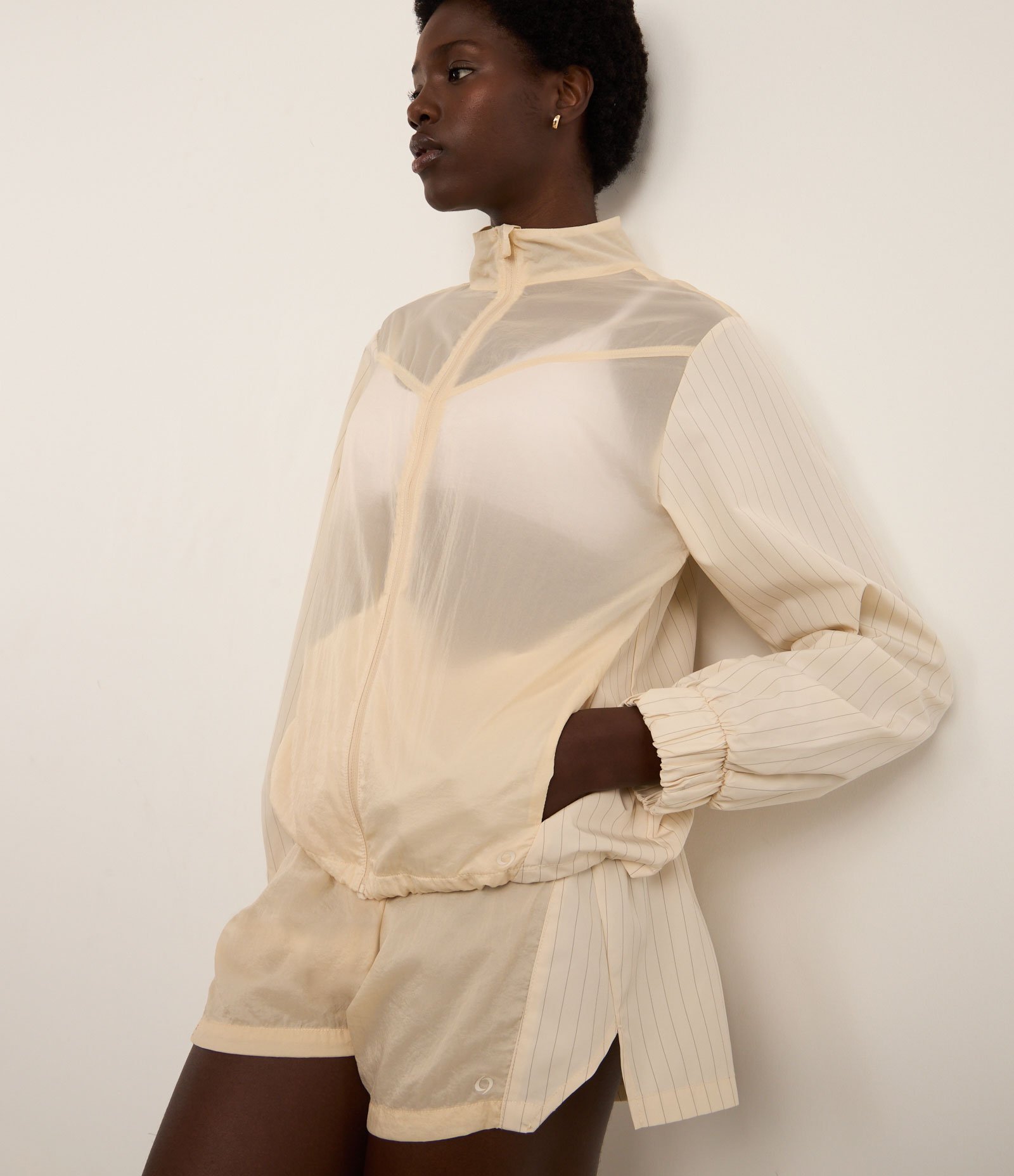 Jaqueta Corta Vento Esportiva com Fio Refletivo Bege 2