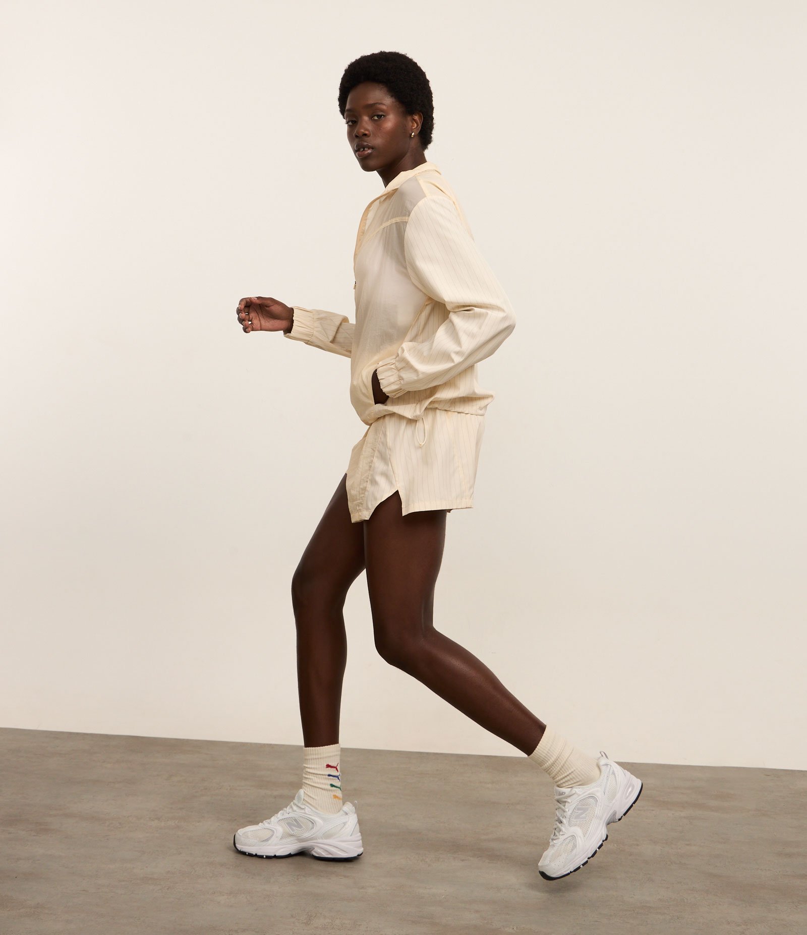 Jaqueta Corta Vento Esportiva com Fio Refletivo Bege 4