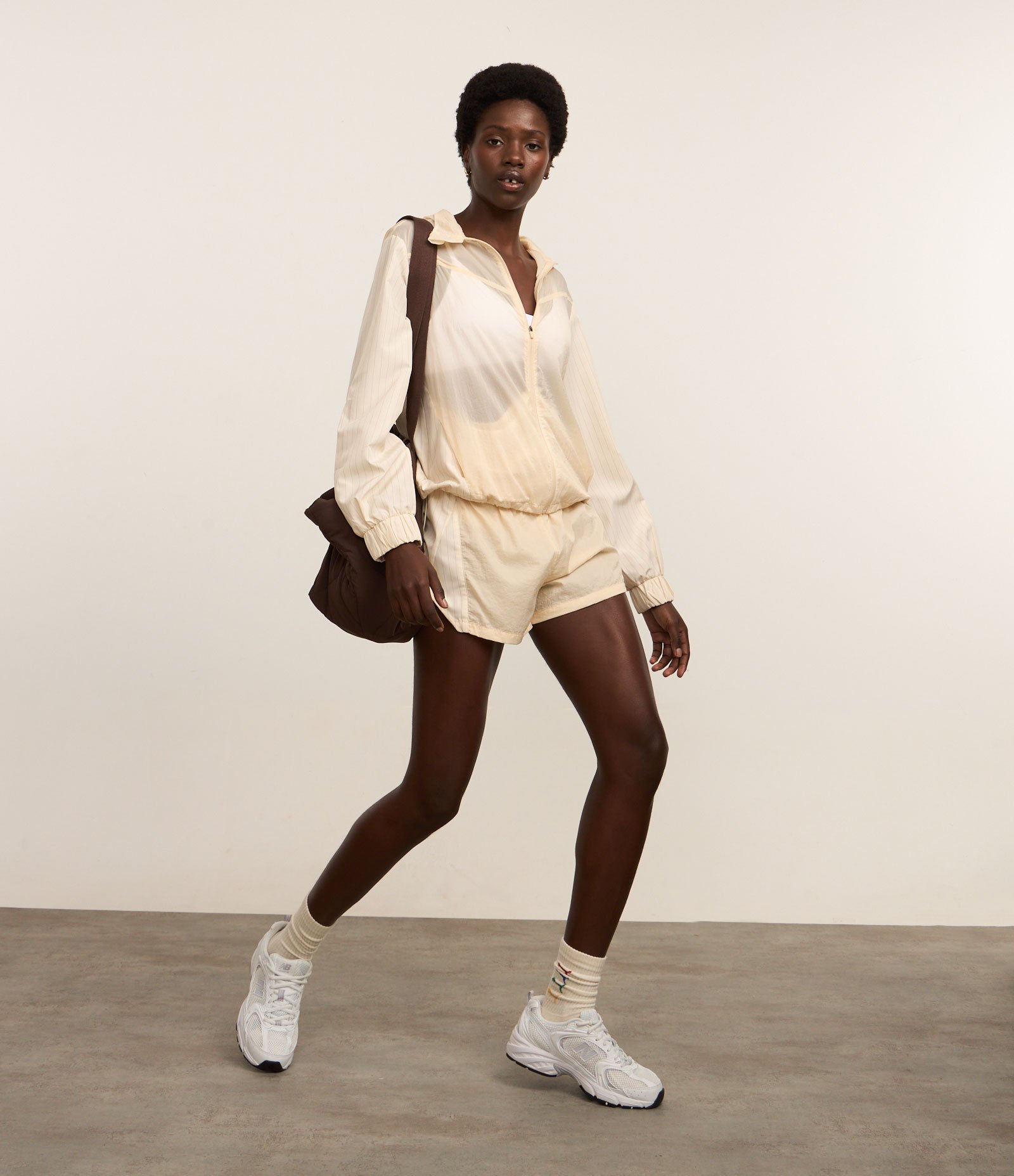 Jaqueta Corta Vento Esportiva com Fio Refletivo Bege 5