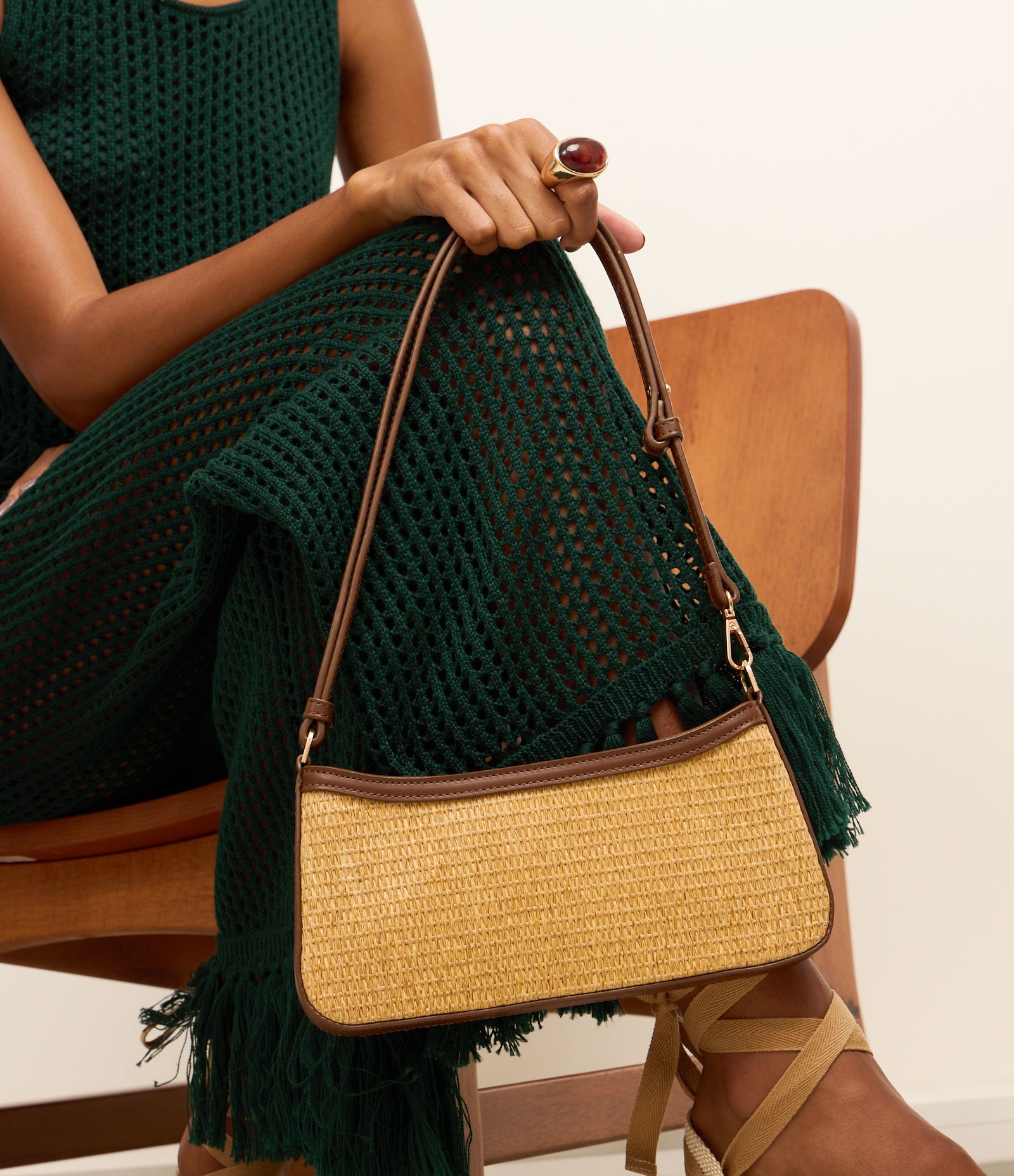 Bolsa Boho Baguete com Efeito Palha e Alça Regulável Bege 8