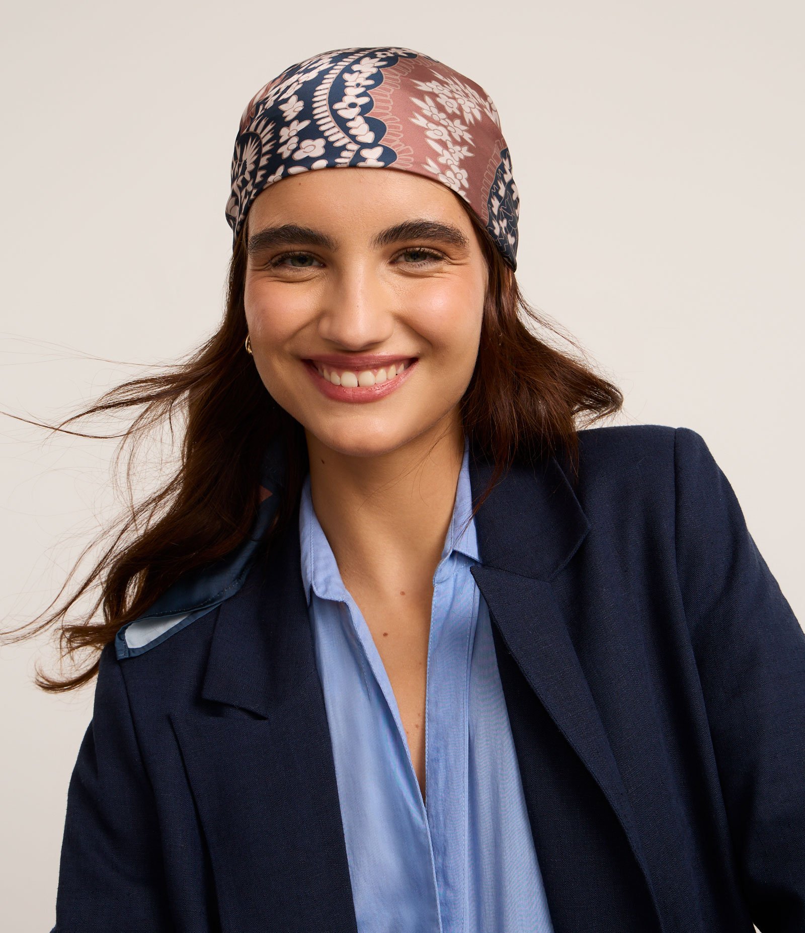 Lenço Retangular em Cetim com Estampa Paisley Azul 5