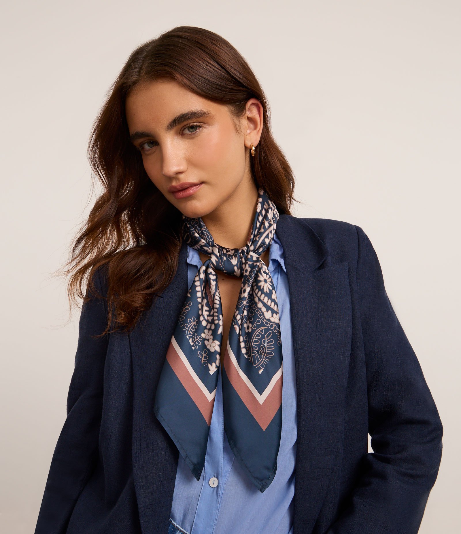 Lenço Retangular em Cetim com Estampa Paisley Azul 1