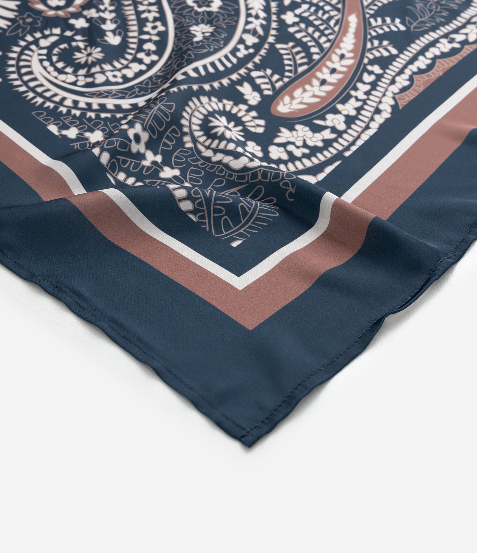 Lenço Retangular em Cetim com Estampa Paisley Azul 4