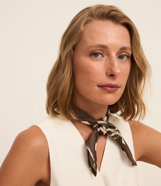 Lenço Quadrado em Cetim com Estampa Traços