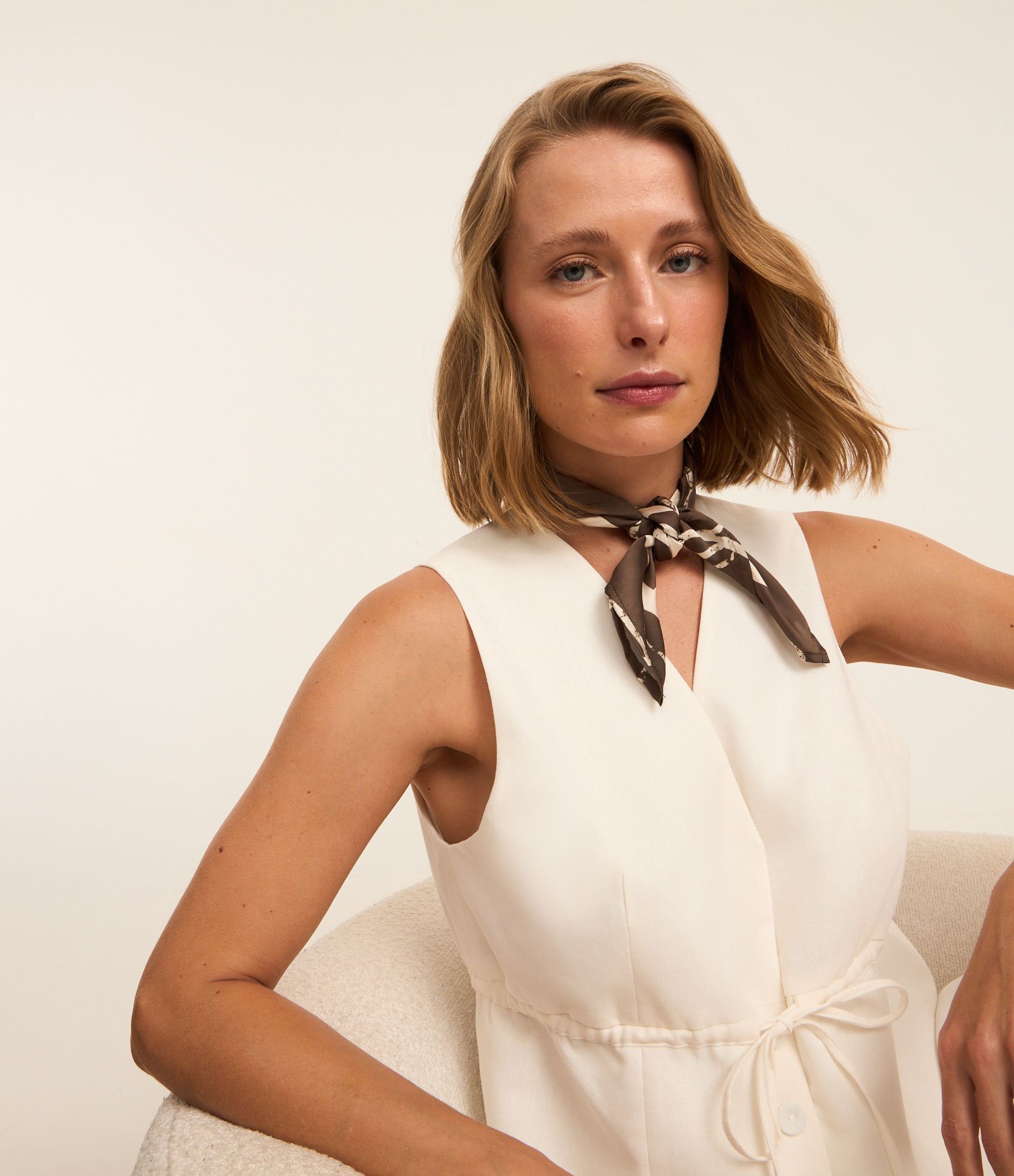 Lenço Quadrado em Cetim com Estampa Traços Marrom Esverdeado 2