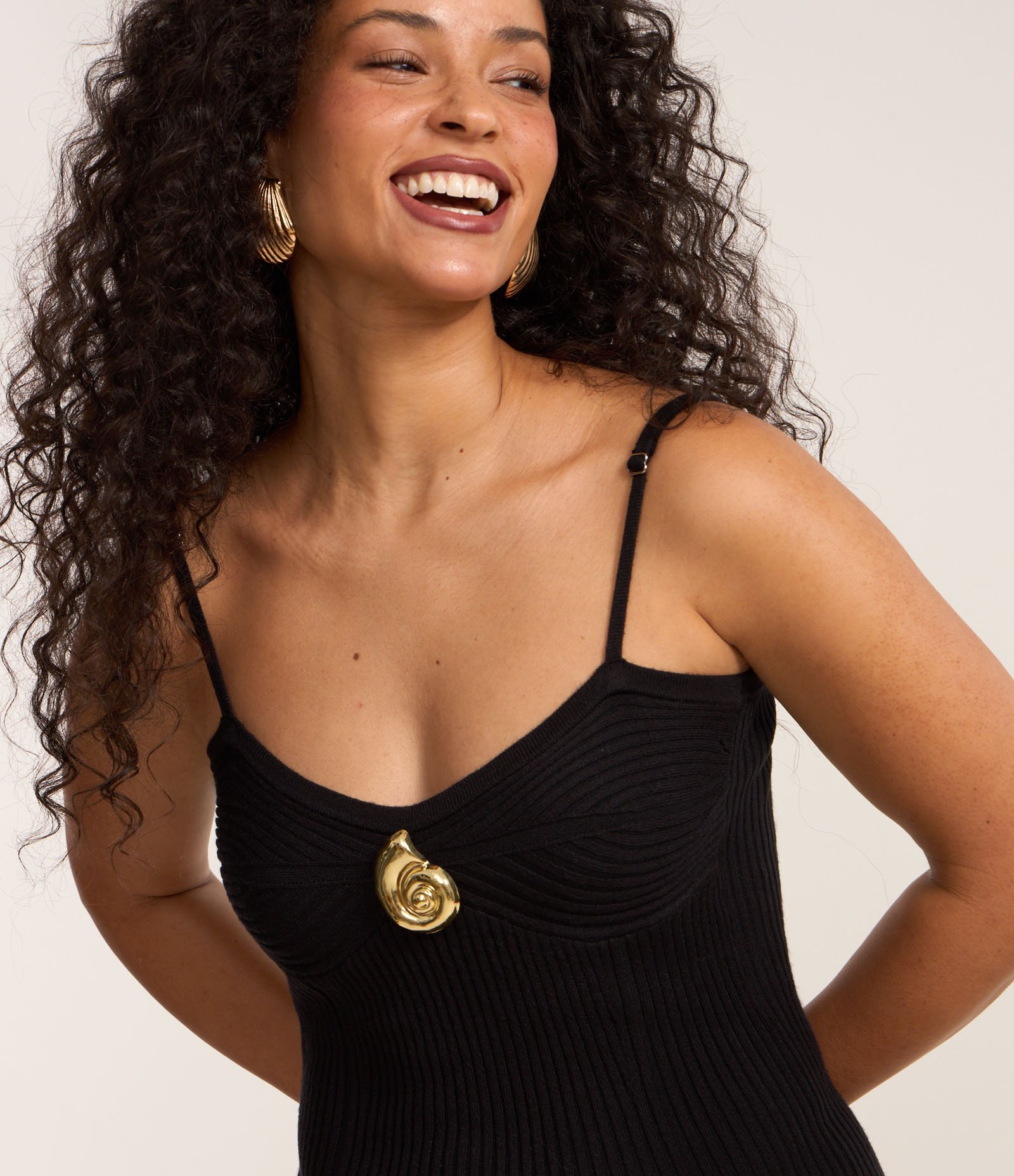 Vestido Long Midi em Tricô Caracol de Metal no Decote Preto 3