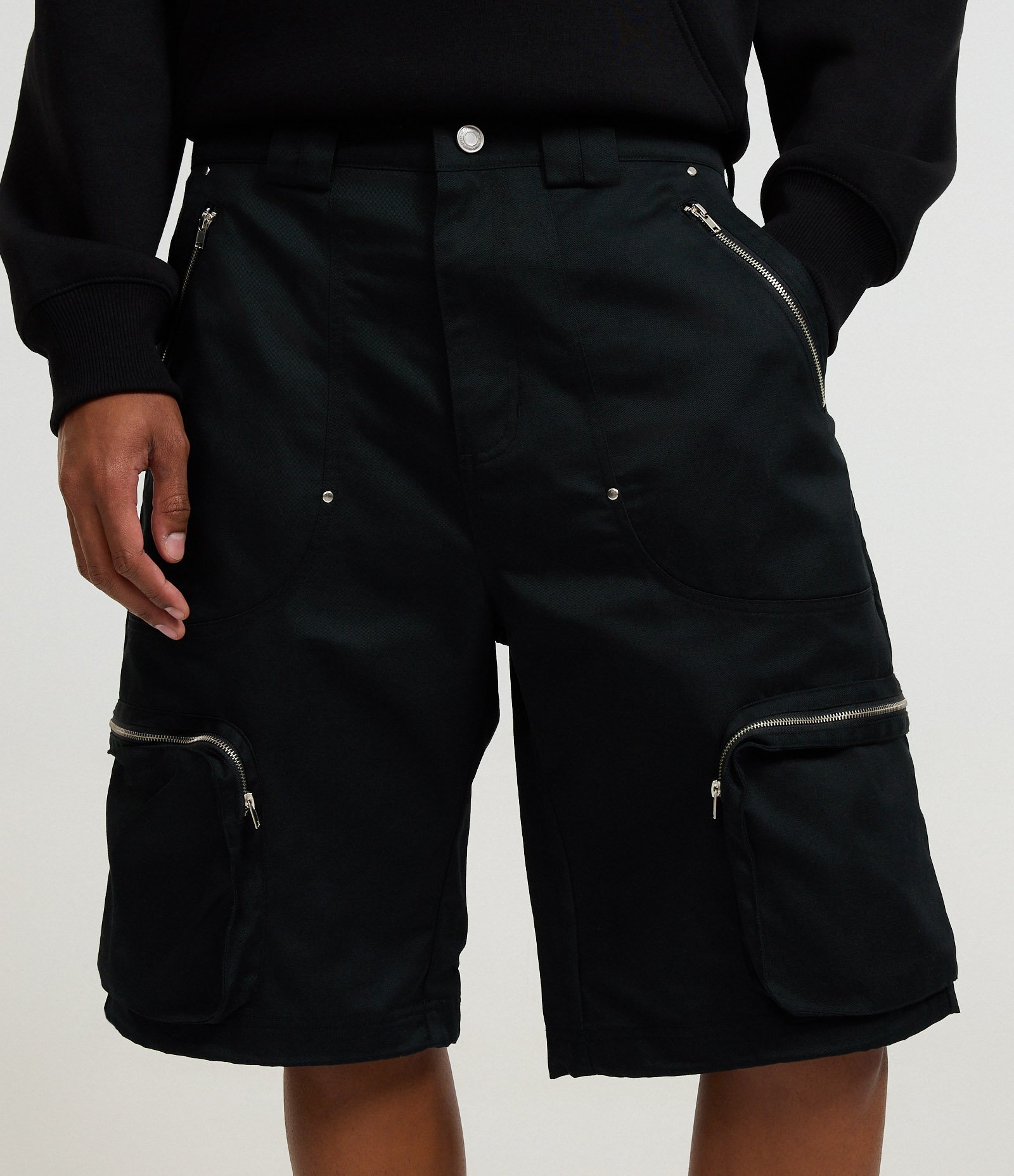 Bermuda Baggy com Bolsos Cargo e Zíper Preto 2