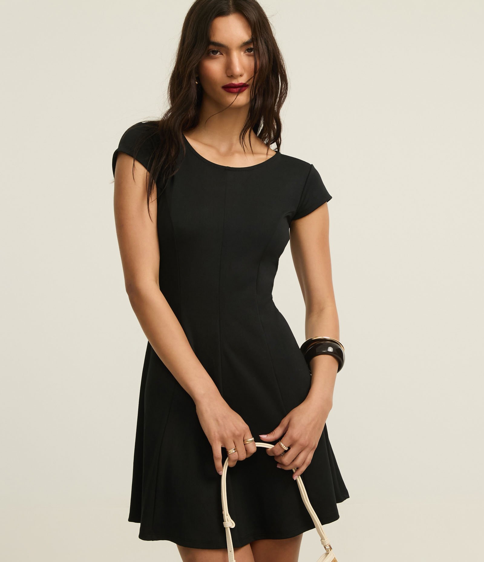 Vestido Curto em Ponto Roma com Recortes Preto 1