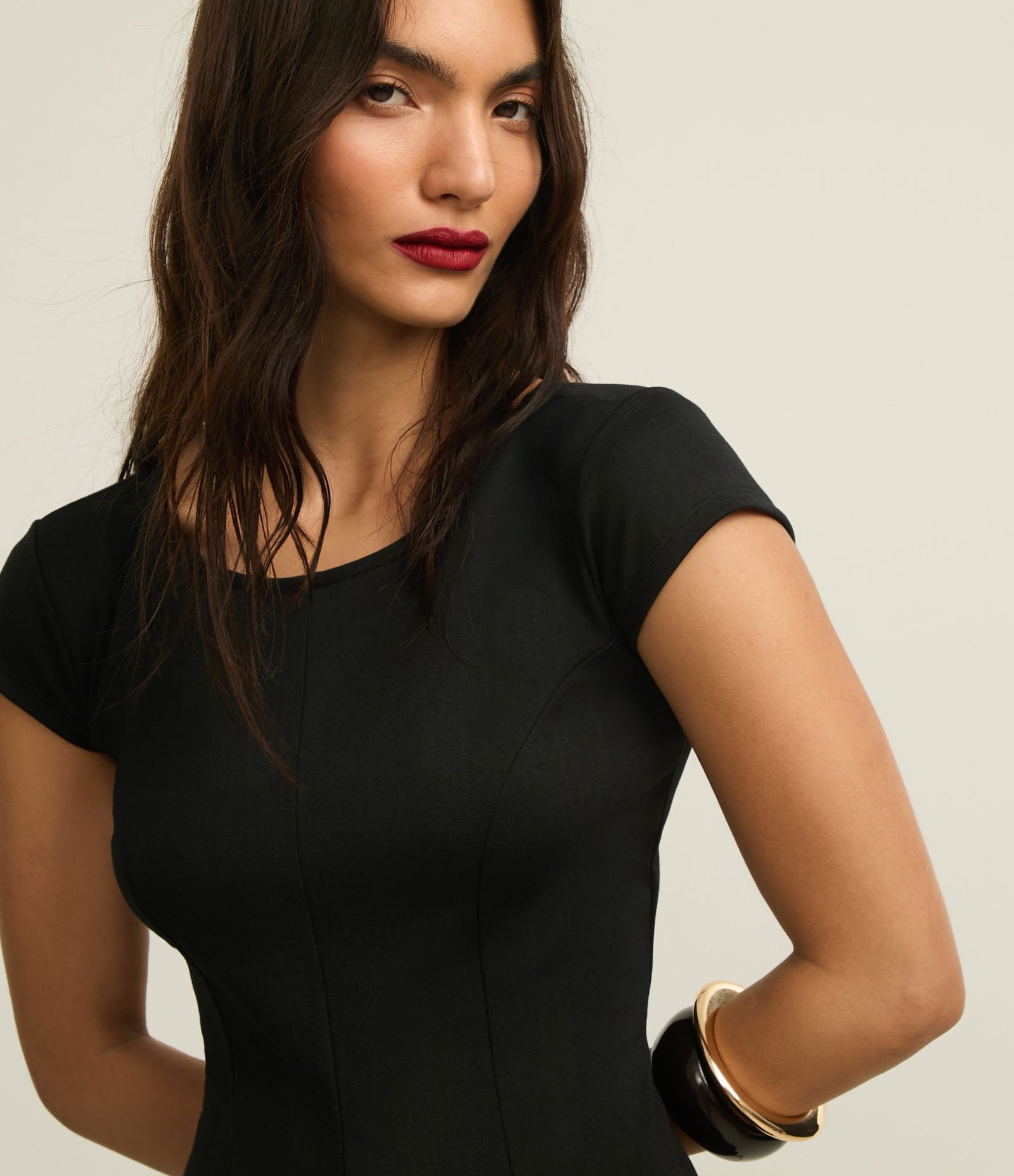 Vestido Curto em Ponto Roma com Recortes Preto 3