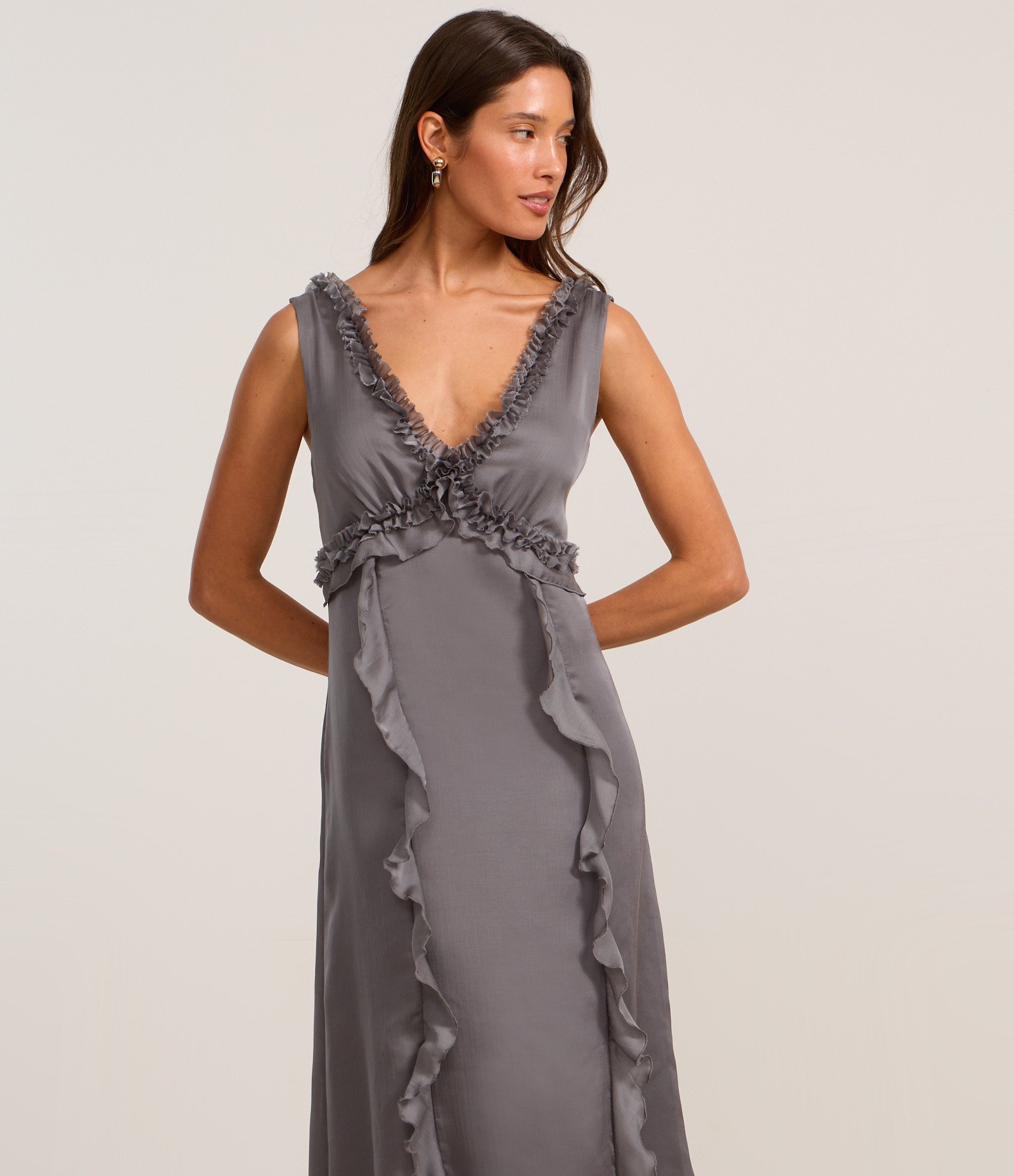 Vestido Reto Midi em Crepe com Babados no Busto Cinza 2