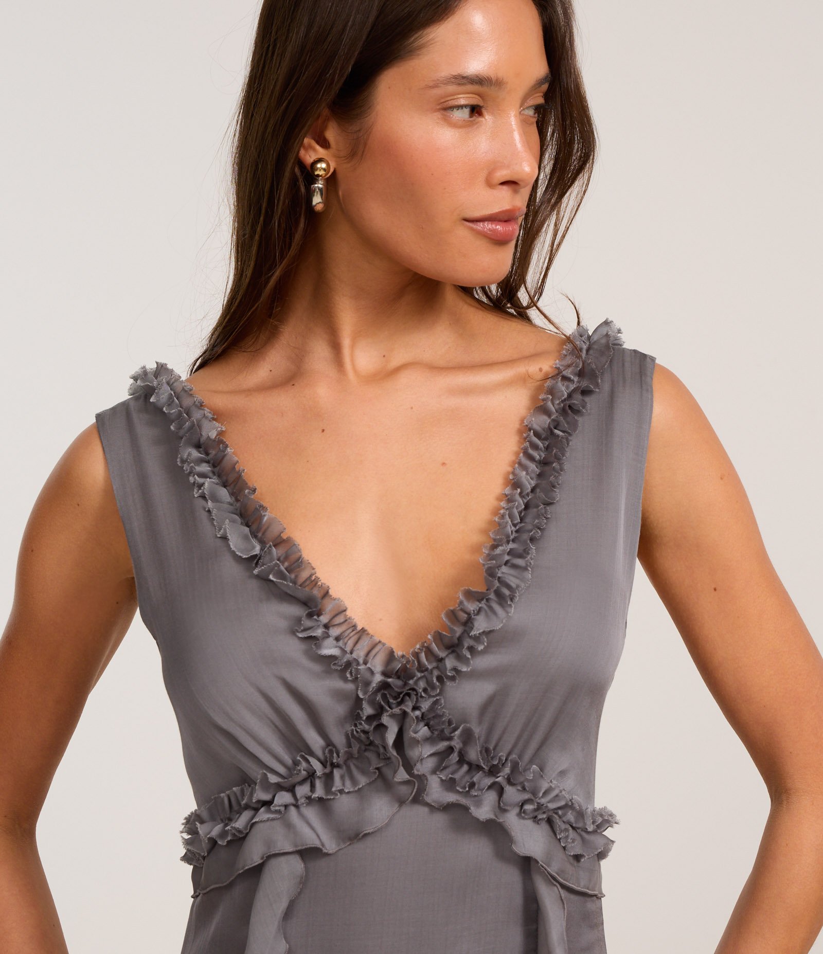 Vestido Reto Midi em Crepe com Babados no Busto Cinza 3