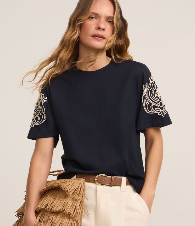 Blusa com Manga Flare e Estampa Bordada Abstrata