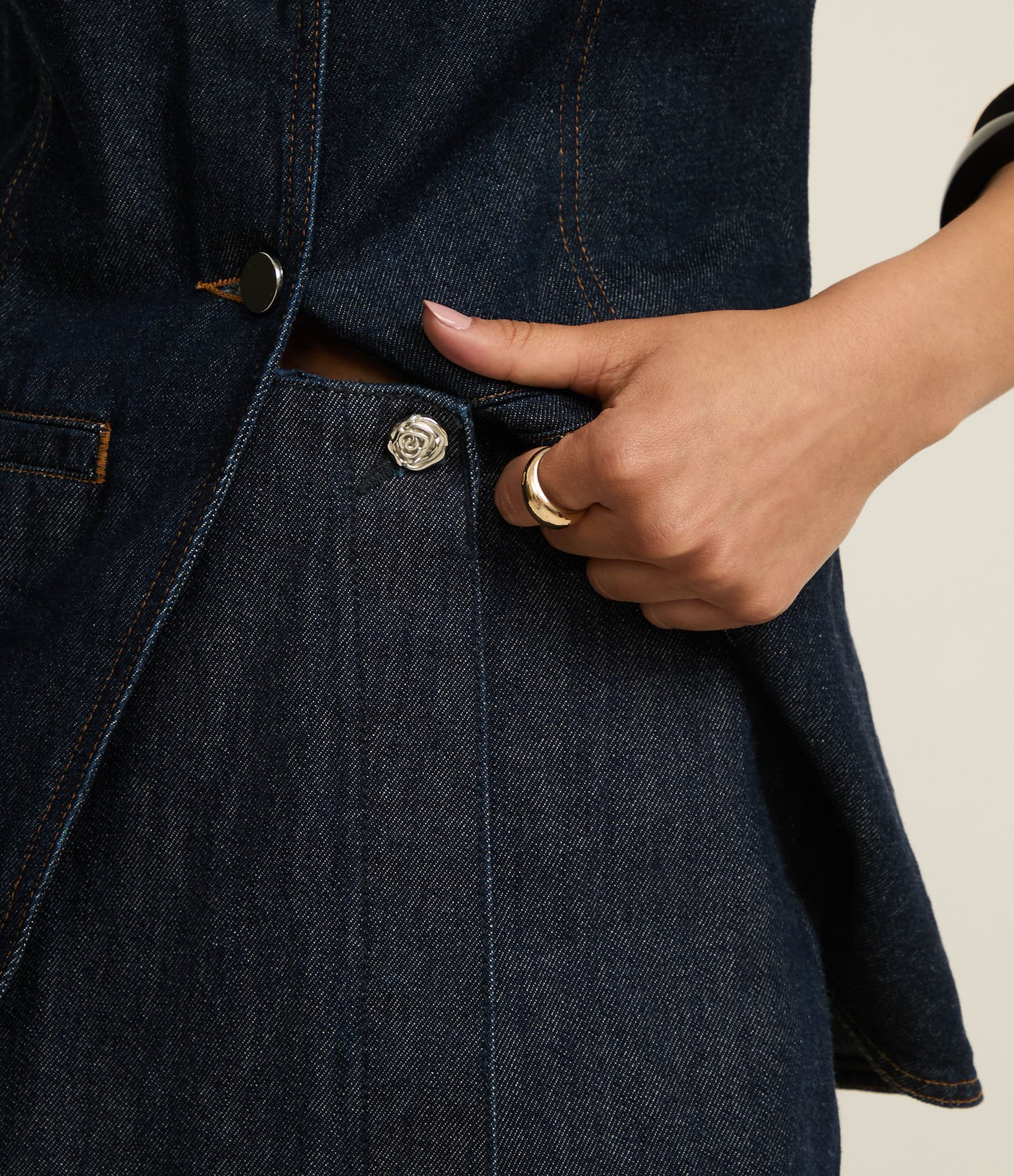 Short Saia em Jeans Raw com Botão de Flor Metalizado Azul 4