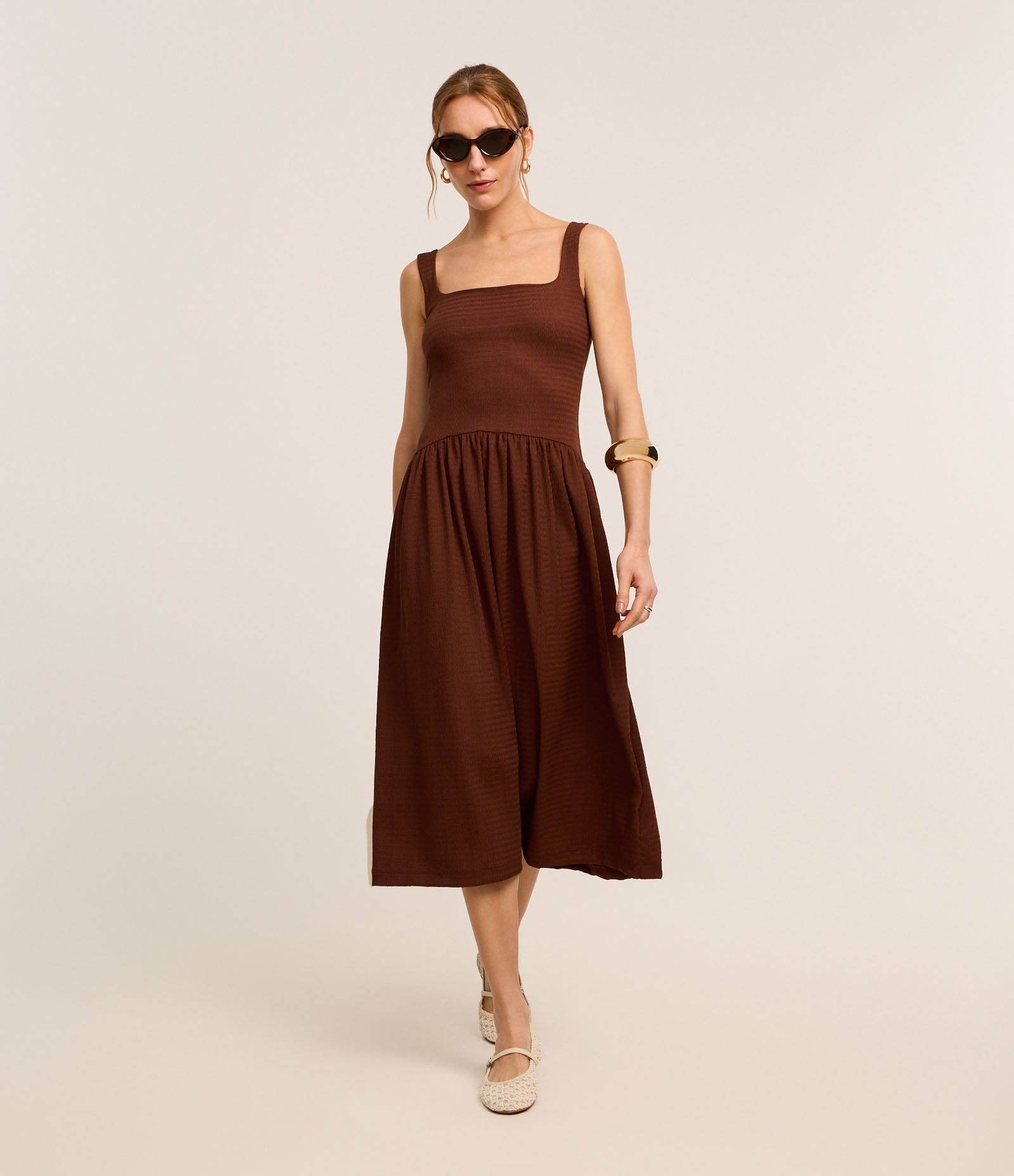 Vestido Reto Midi Texturizado com Decote Quadrado Marrom 1