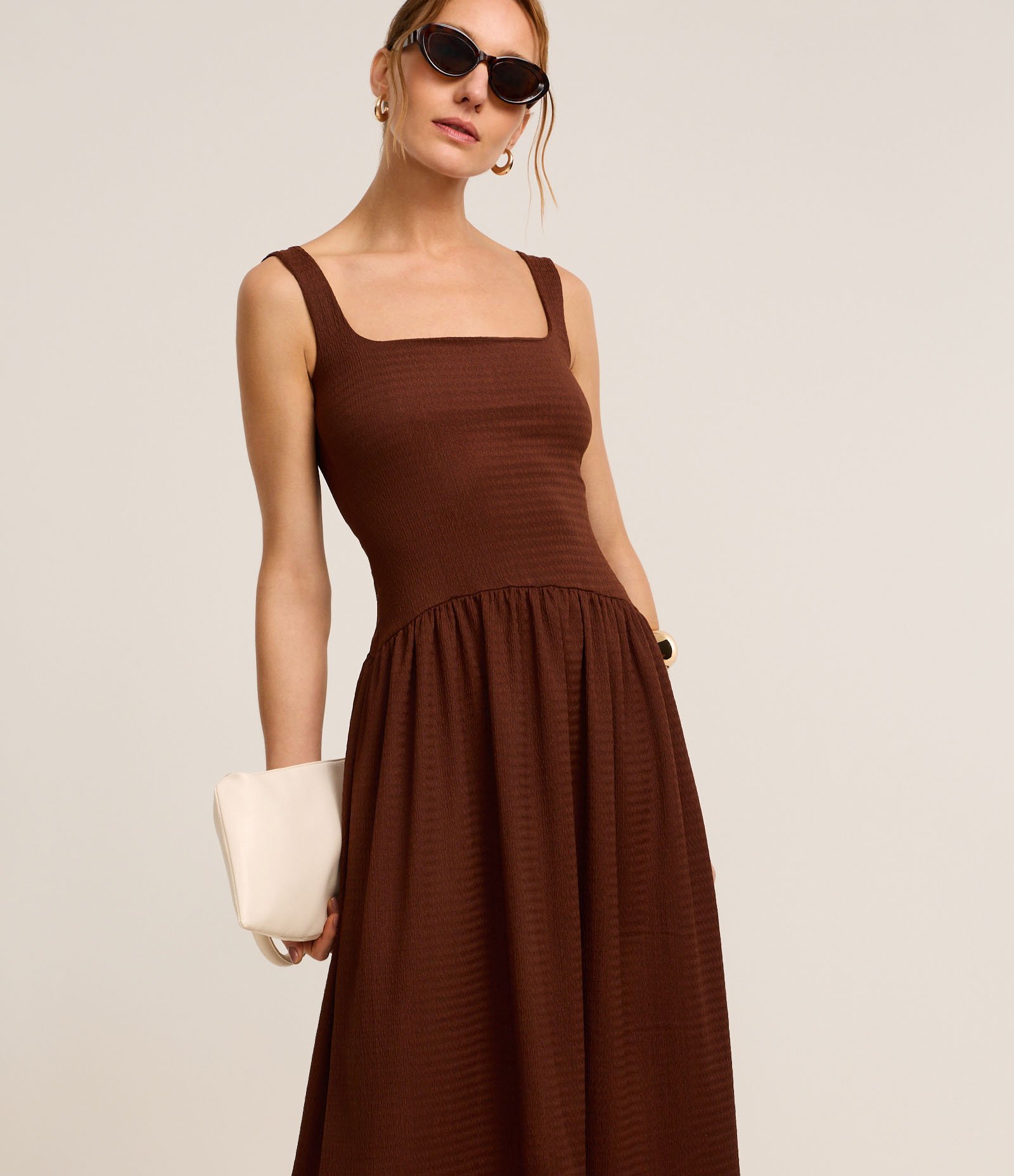 Vestido Reto Midi Texturizado com Decote Quadrado Marrom 2