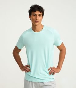 Camiseta Regular Esportiva em Tecnologia Dry com Etiqueta na Barra