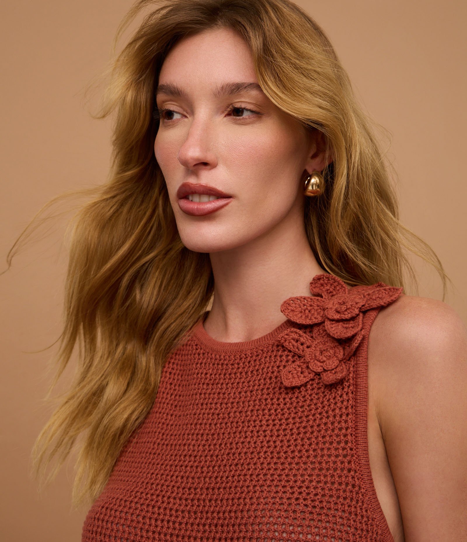 Blusa em Tricô com Ponto Vazado Flor de Tecido no Ombro Cobre 5