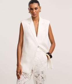 Colete Acinturado Longo com Fivela Ajustável nas Costas