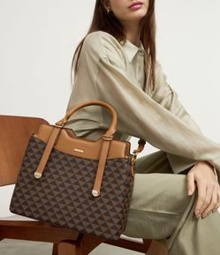 Bolsa Satchel Média com Estampa Triângular e Detalhes em Metal