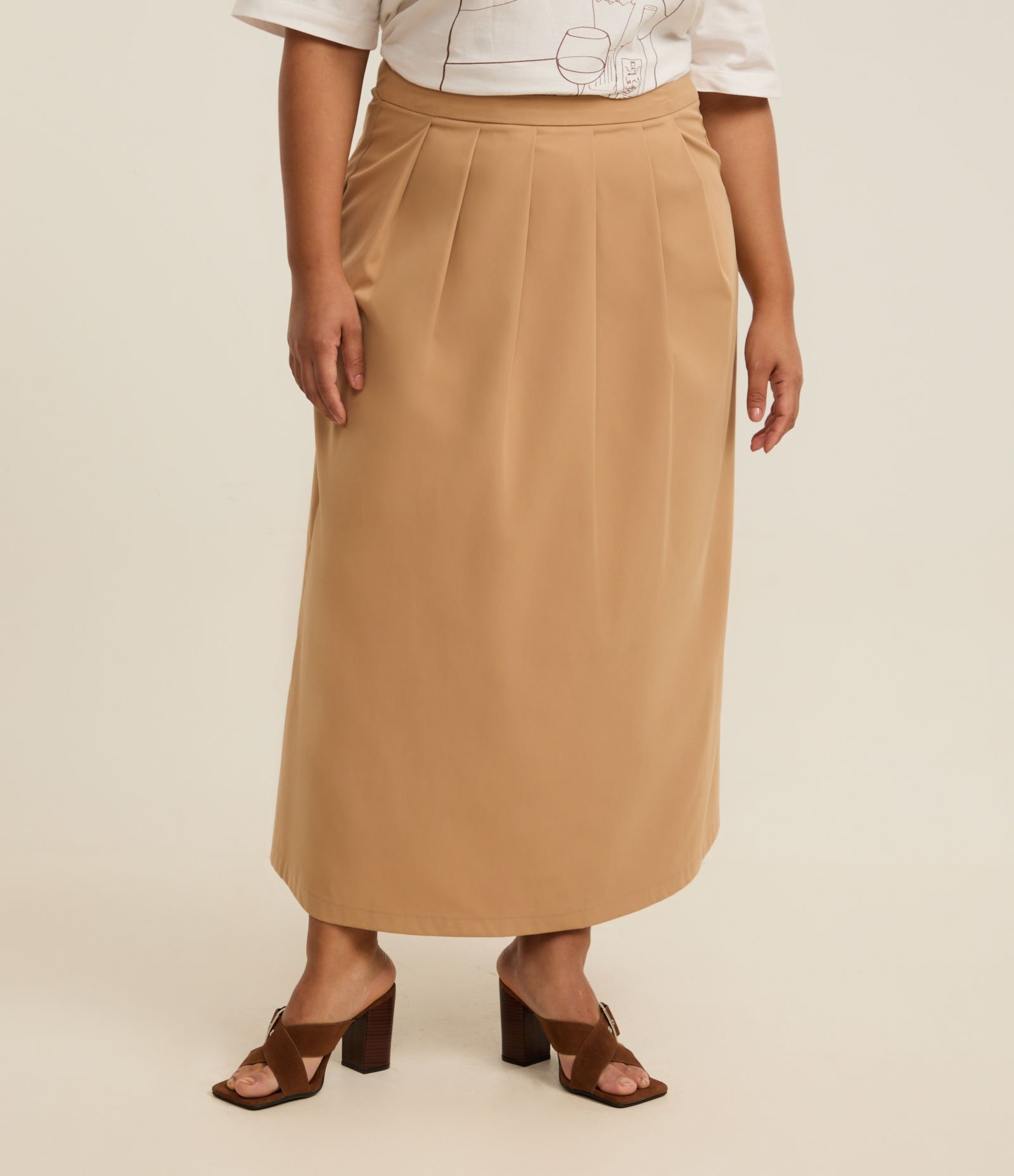 Saia Midi em Alfaiataria com Pregas Curve & Plus Size Marrom 2