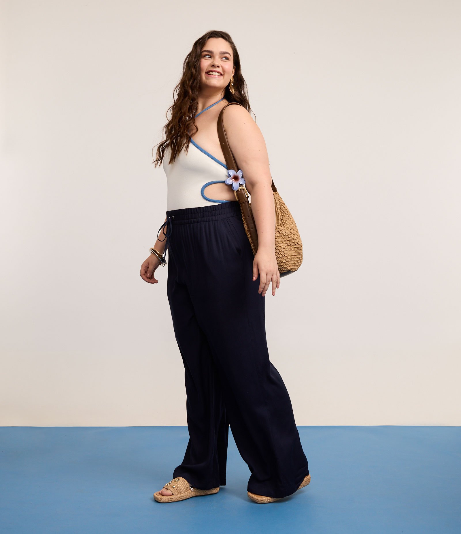 Calça Pantalona em Viscose com Elástico na Cintura Curve & Plus Size Azul Marinho 1