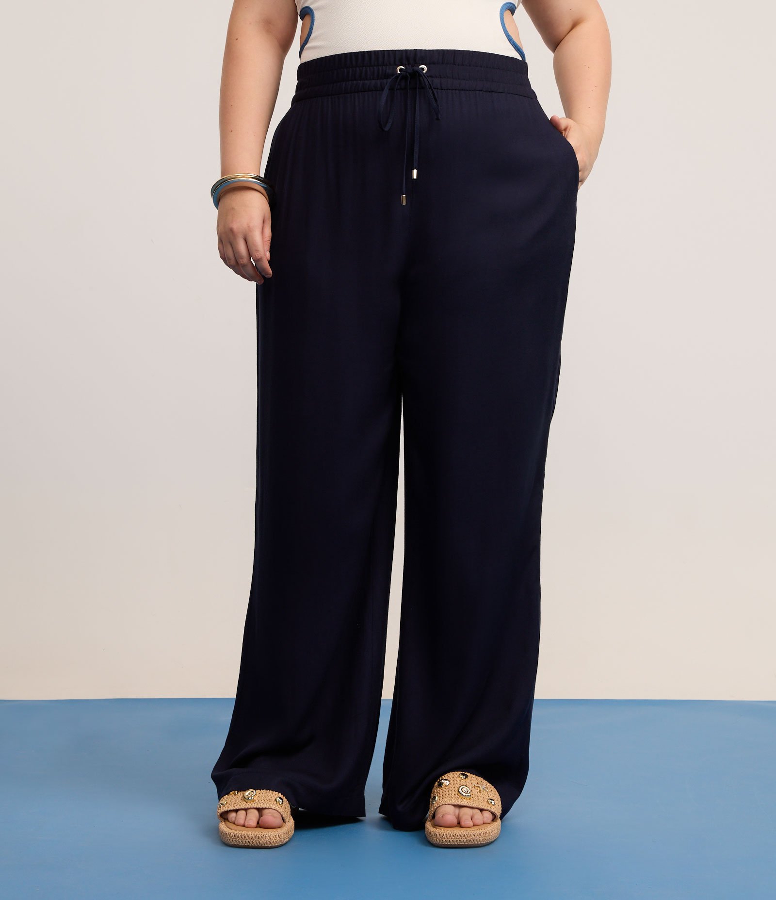 Calça Pantalona em Viscose com Elástico na Cintura Curve & Plus Size Azul Marinho 2