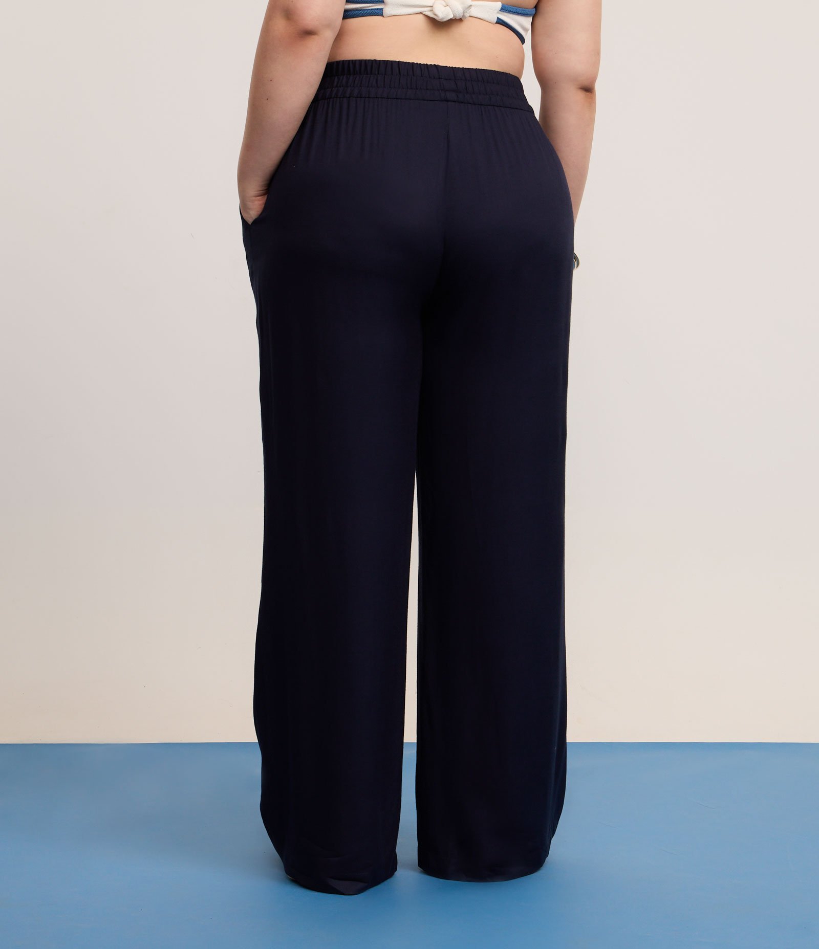Calça Pantalona em Viscose com Elástico na Cintura Curve & Plus Size Azul Marinho 4