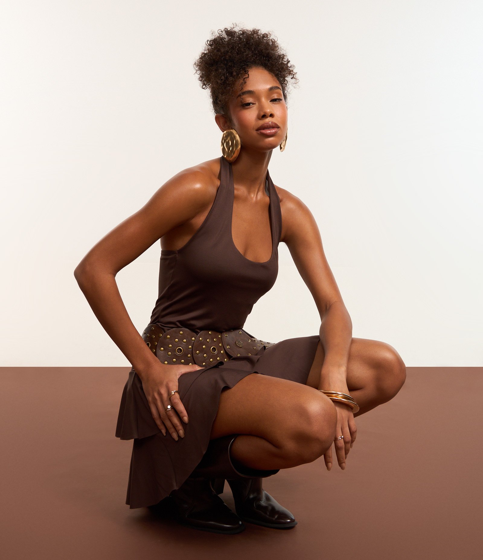 Vestido Curto Frente Única com Babados na Saia Marrom 5