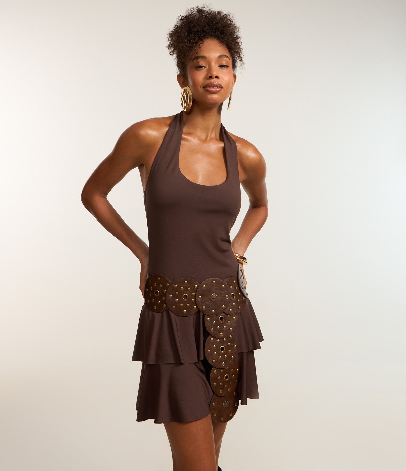 Vestido Curto Frente Única com Babados na Saia Marrom 1