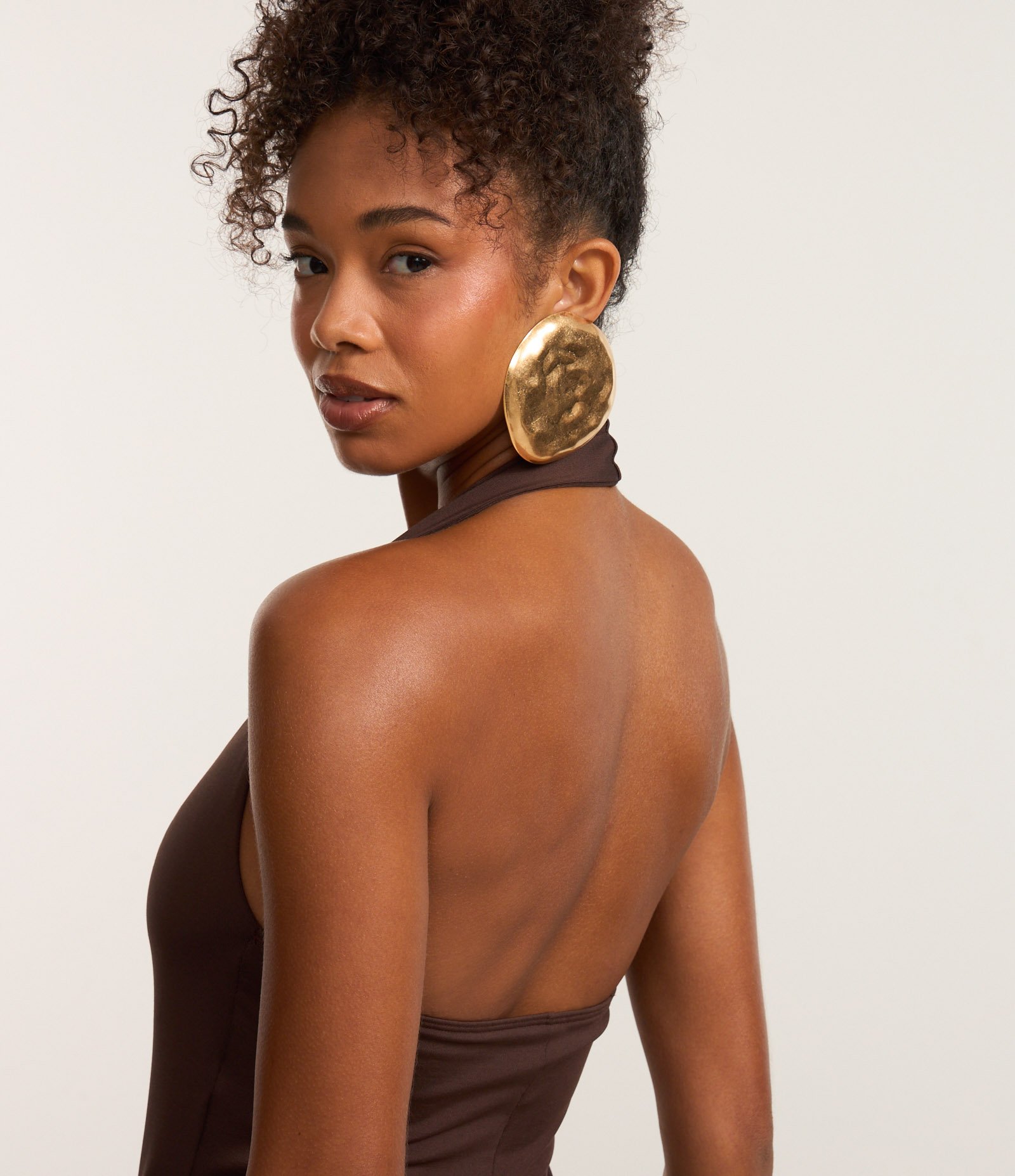 Vestido Curto Frente Única com Babados na Saia Marrom 4