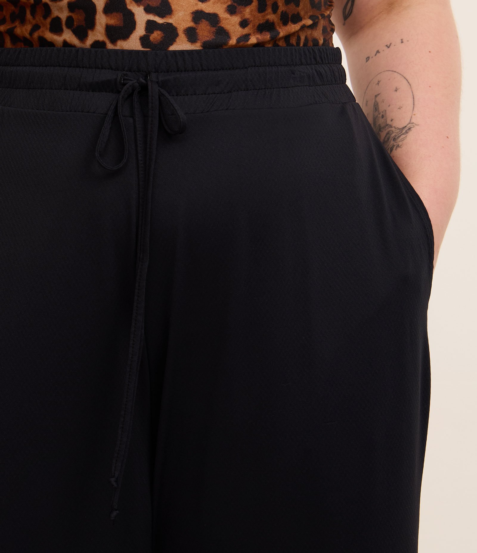 Calça Pantalona Esportiva em Microfibra com Bermuda Ciclista Interna Curve & Plus Size Preto 3