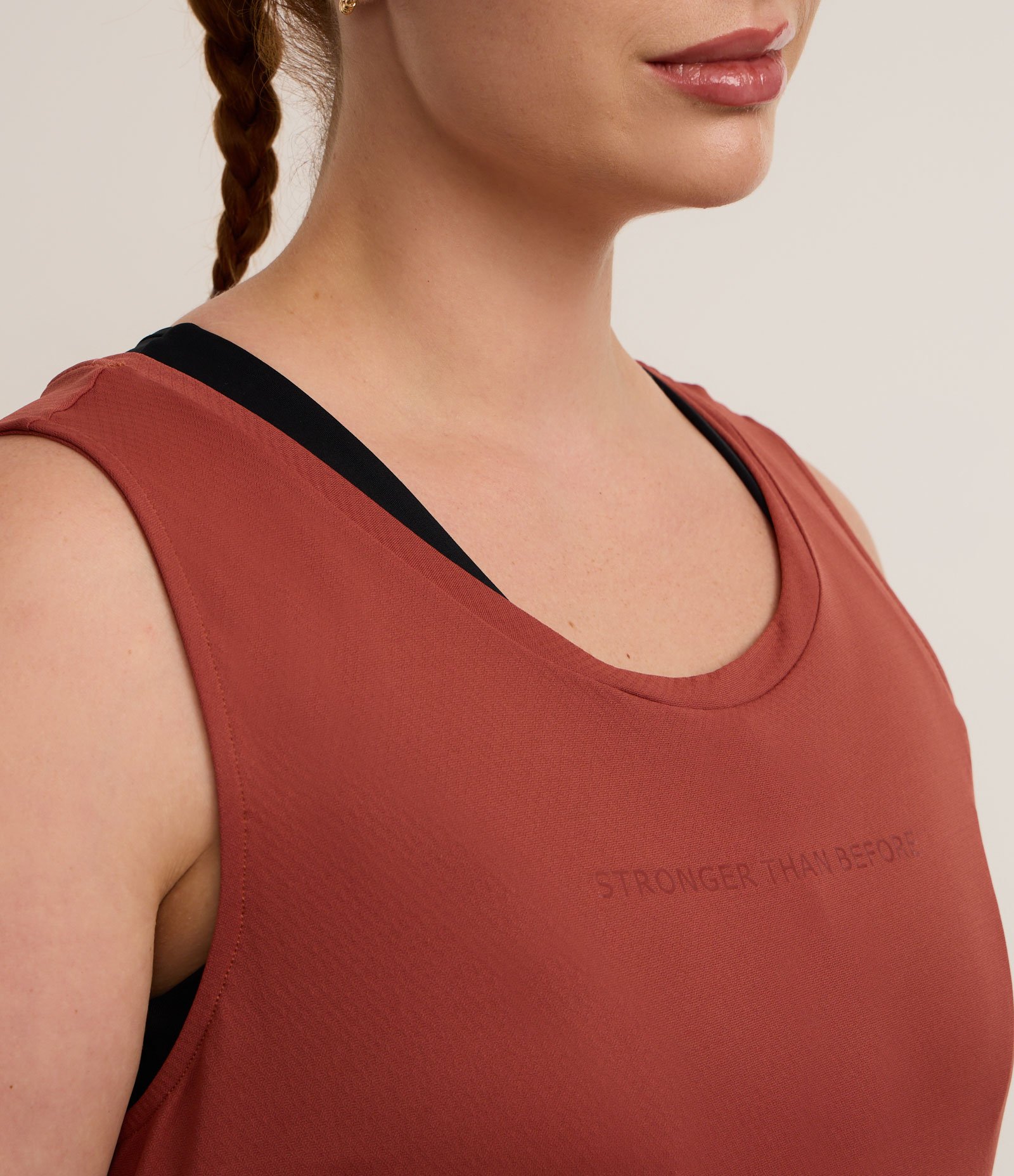 Regata Ampla Esportiva em Microfibra Texturizada Curve & Plus Size Marrom 3