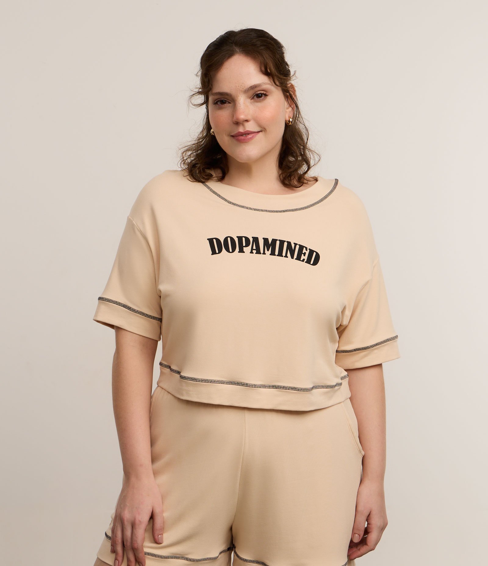Camiseta Overcropped Esportiva com Estampa Dopamined Curve & Plus Size Bege 2