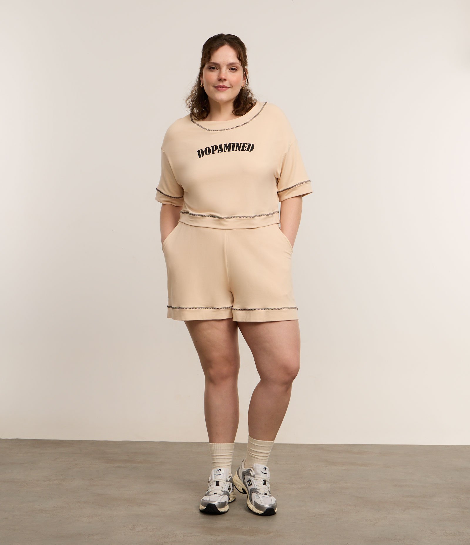 Camiseta Overcropped Esportiva com Estampa Dopamined Curve & Plus Size Bege 3