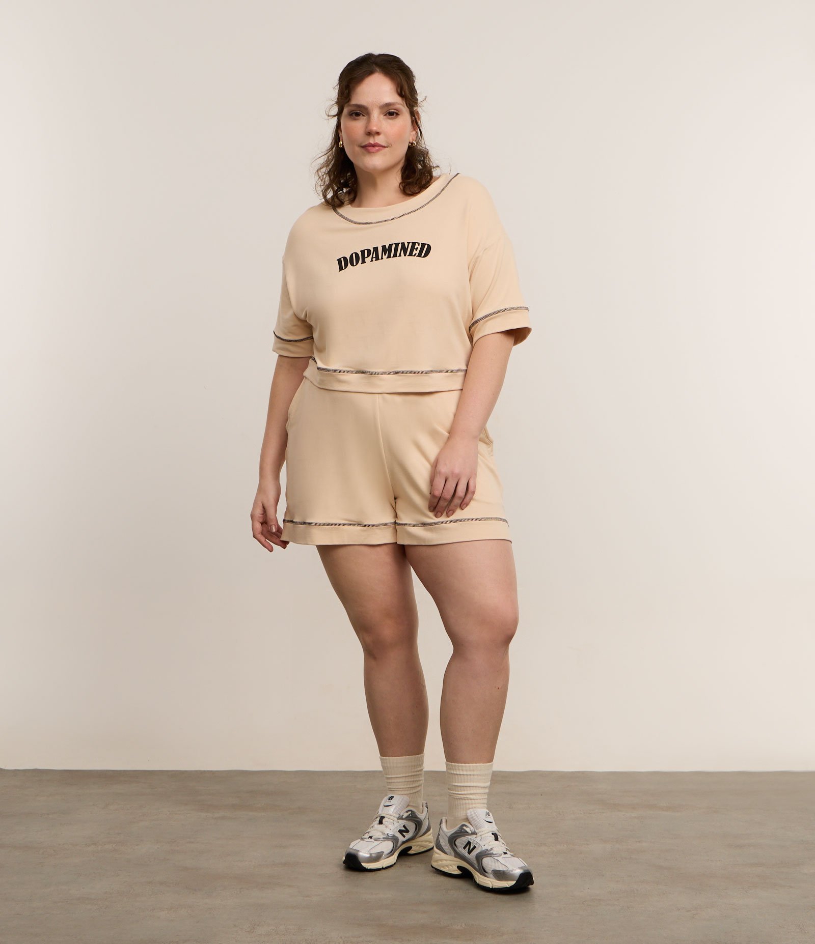 Short Amplo Esportivo em Moletom com Bolsos Curve & Plus Size Bege 1