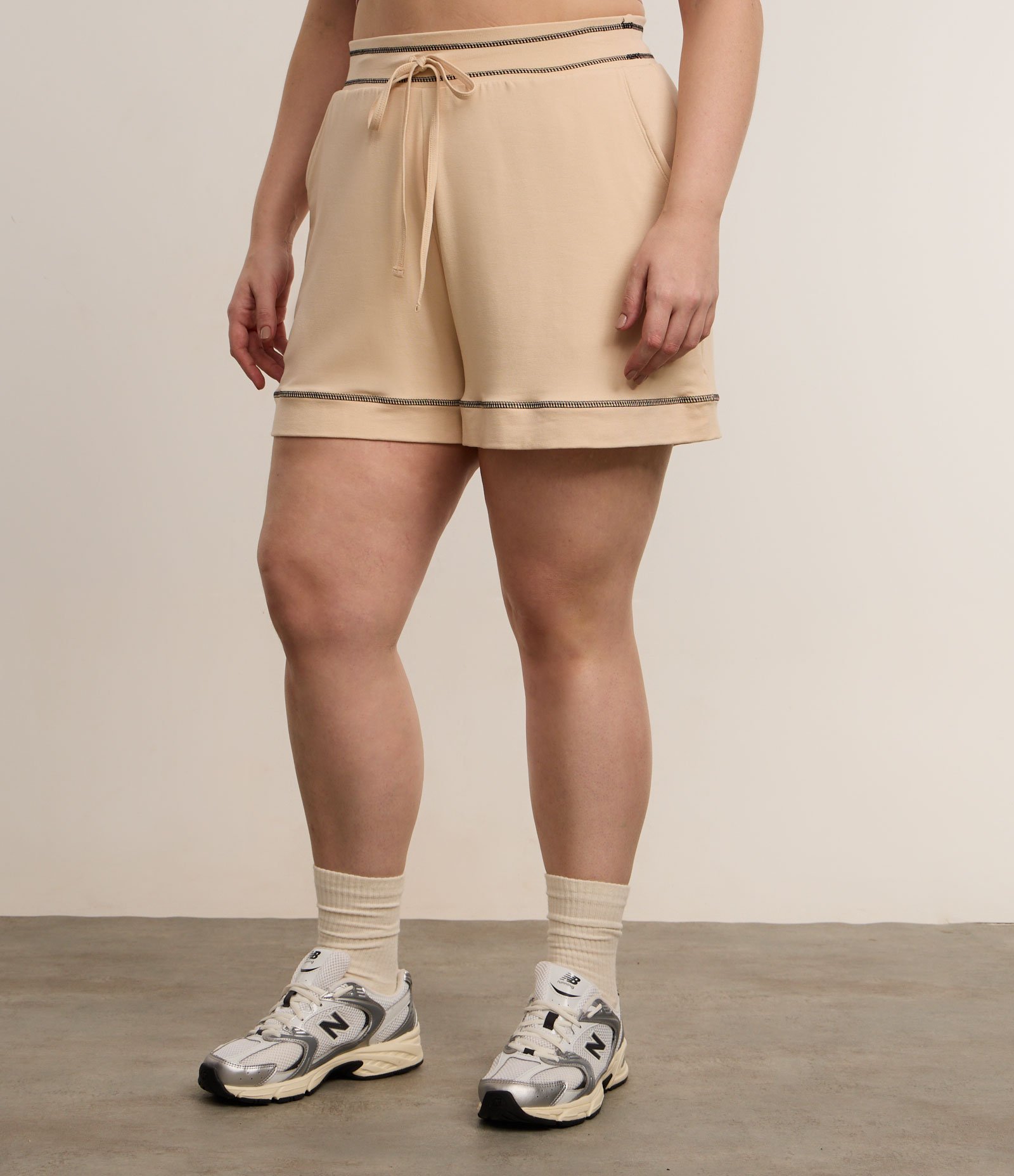 Short Amplo Esportivo em Moletom com Bolsos Curve & Plus Size Bege 2