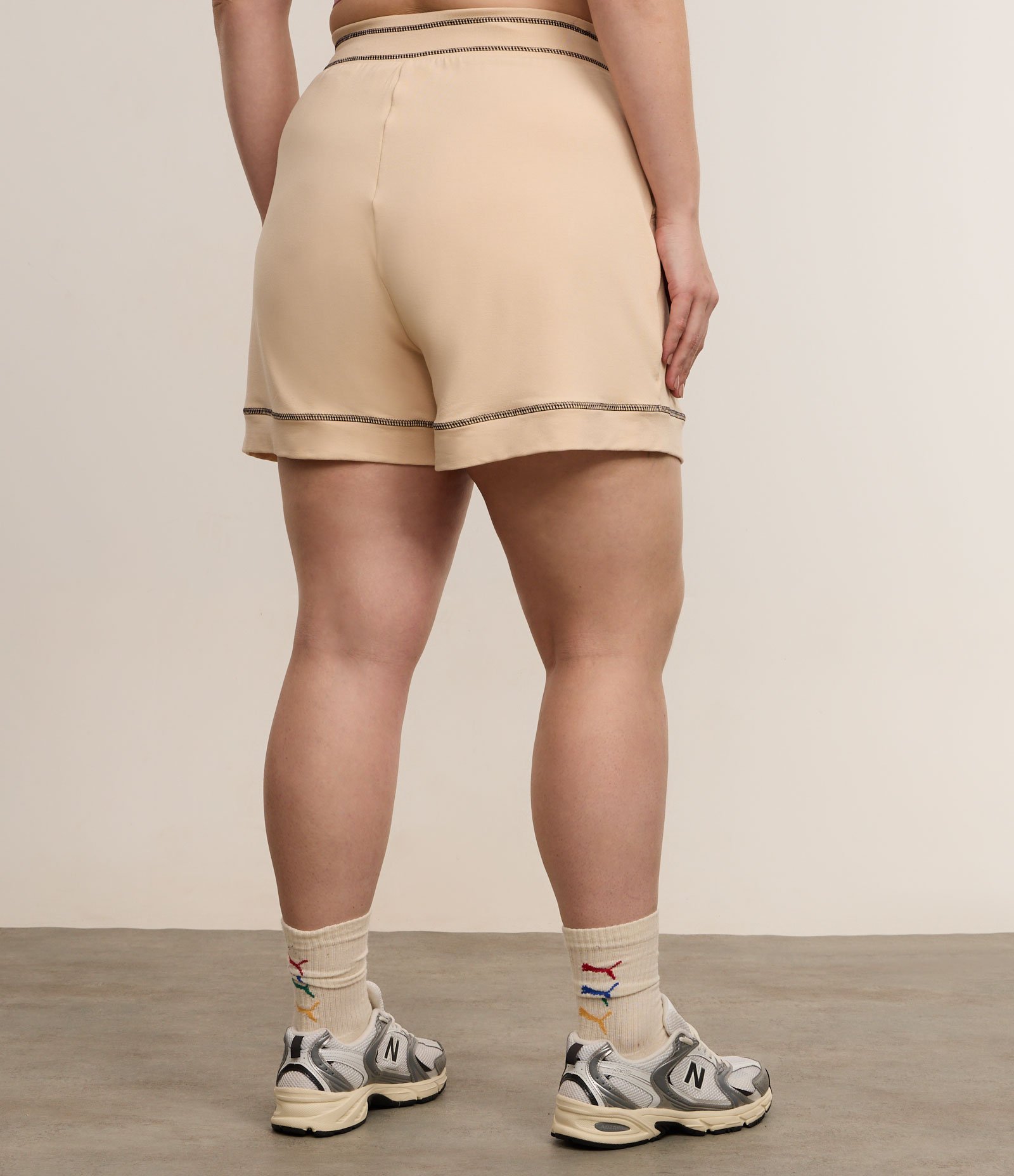 Short Amplo Esportivo em Moletom com Bolsos Curve & Plus Size Bege 4
